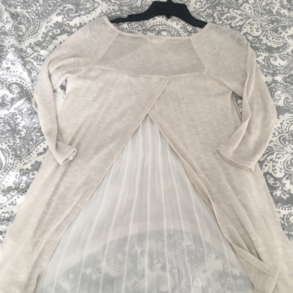 Decree Cream & White Lightweight Top